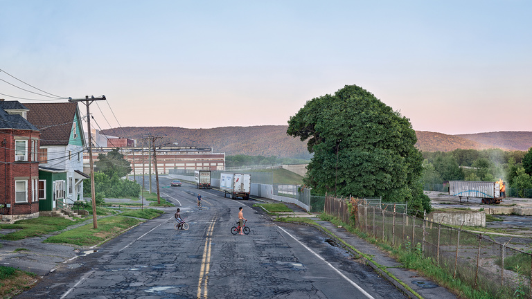Editions Textuel -  Gregory Crewdson Red Star Express.jpg